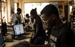 Personnes utilisant des ordinateurs en salle informatique.